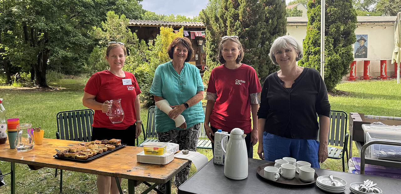Gemeinsam unterstützen: Mila Willingshofer (links) und Natalia Bandura (Mitte) mit freiwilligen Helferinnen bei der Mehlspeisen- und Kaffeeausgabe der Caritas Klimaoasen. 