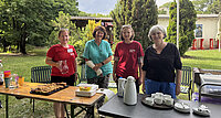 Gemeinsam unterstützen: Mila Willingshofer (links) und Natalia Bandura (Mitte) mit freiwilligen Helferinnen bei der Mehlspeisen- und Kaffeeausgabe der Caritas Klimaoasen. 
