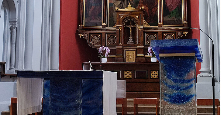 Der Altar und der Ambo in der Kirche Sankt Jakob sind aus blauem und durchsichtigem Glas gearbeitet und symbolisieren jenes Element, das die Gegend prägt: das Wasser. 