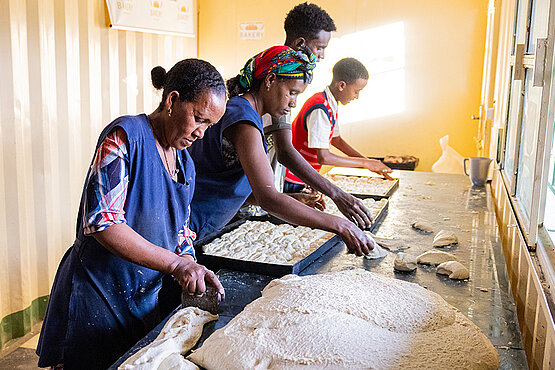 Frauen backen im nordäthiopischen Missionsregion Adwa Brote gemeinsam mit ihren Kindern.