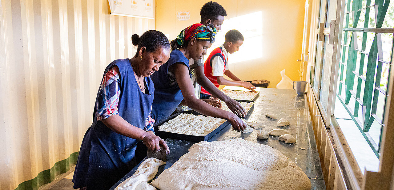 Frauen backen im nordäthiopischen Missionsregion Adwa Brote gemeinsam mit ihren Kindern.