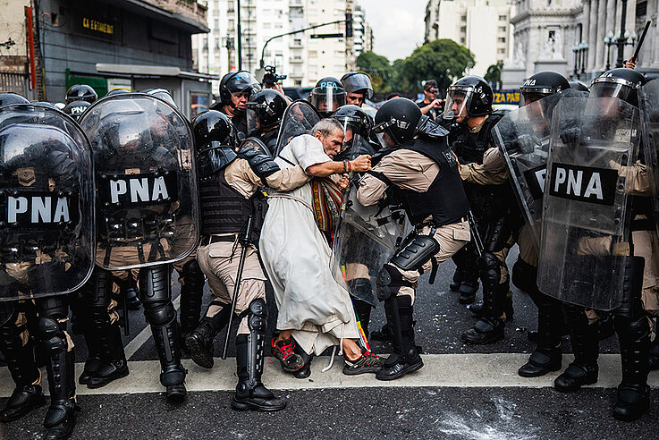 Die Polizei nimmt Pater Jorge „Chueco“ Romero während eines Protests von Pensionistinnen und Pensionisten fest. Mitglieder der Geistlichengruppe „Opción por los Pobres“ („Option für die Armen“) haben sich den wöchentlichen Demonstrationen gegen die Aussetzung von Pensionserhöhungen und gegen Kürzungen bei der medizinischen Grundversorgung angeschlossen. Buenos Aires, Argentinien, 14. Mai 2025.