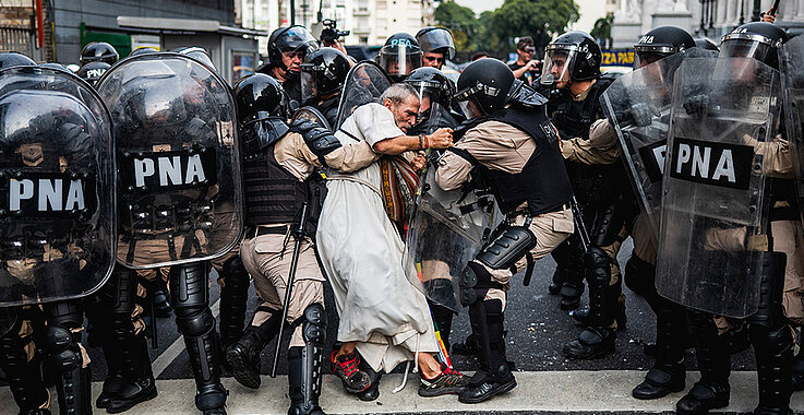 Die Polizei nimmt Pater Jorge „Chueco“ Romero während eines Protests von Pensionistinnen und Pensionisten fest. Mitglieder der Geistlichengruppe „Opción por los Pobres“ („Option für die Armen“) haben sich den wöchentlichen Demonstrationen gegen die Aussetzung von Pensionserhöhungen und gegen Kürzungen bei der medizinischen Grundversorgung angeschlossen. Buenos Aires, Argentinien, 14. Mai 2025.