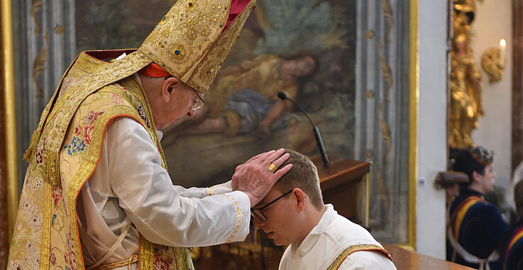 Deutsch-Wagramer geweiht  „Priestersein heißt, in einer persönlichen Freundschaftsbeziehung mit Jesus zu leben und ihn und sein Heil zu den Menschen zu bringen“, betonte Kurien-Kardinal Kurt Koch, Präsident des Päpstlichen Rates zur Förderung der Einheit der Christen, am 12. Juli in der Stiftskirche Seitenstetten. Der „Ökumene-Minister“ weihte den aus der Pfarre Deutsch-Wagram gebürtigen Benediktiner Pater Elias Krexner zum Priester. Im Herbst wird Krexner wieder in Rom studieren und sein Lizentiatsstudium in Kirchenrecht weiterführen.