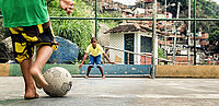 Fußballspielen dient als Chance für viele Kinder. 