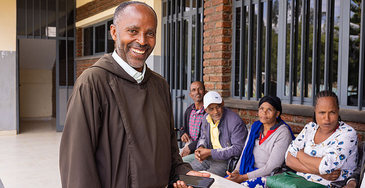 Father Assefa Makebo Wonjamo stellte seine Schule für ein Projekt zur Verfügung.