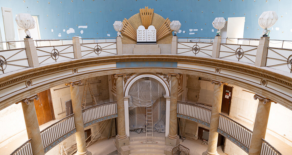 Der Stadttempel ist Wiens wichtigste Synagoge und zugleich ein besonderes Bau­juwel: Von außen wirkt er zurückhaltend, im Inneren entfaltet sich ein lichtdurchfluteter, ovaler Gebetsraum mit klassischer Eleganz.  