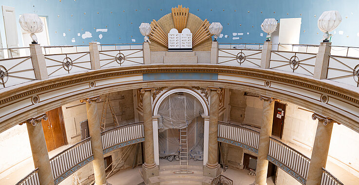 Der Stadttempel ist Wiens wichtigste Synagoge und zugleich ein besonderes Bau­juwel: Von außen wirkt er zurückhaltend, im Inneren entfaltet sich ein lichtdurchfluteter, ovaler Gebetsraum mit klassischer Eleganz.  