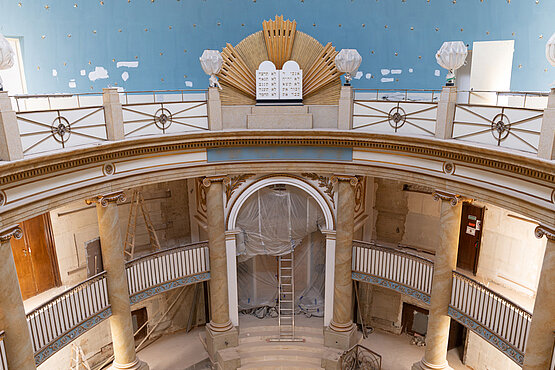 Der Stadttempel ist Wiens wichtigste Synagoge und zugleich ein besonderes Bau­juwel: Von außen wirkt er zurückhaltend, im Inneren entfaltet sich ein lichtdurchfluteter, ovaler Gebetsraum mit klassischer Eleganz.  