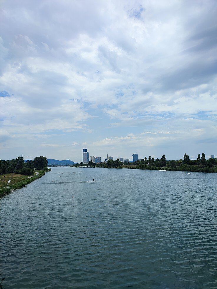 Wer diesen Blick genießen kann, darf sich freuen: Das Ziel der ersten Etappe ist von hier aus nicht mehr weit. 