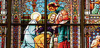 Foto eines Kirchenfenstern mit der Darstellung des todes des heiligen Josef. Mit dabei: Maria und Josef.