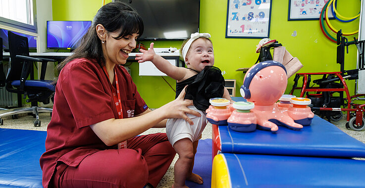 Physiotherapeutin Lubna Abu Sa’da unterstützt Karmel liebevoll: Gemeinsam üben sie Bewegungen, die Karmel im Alltag stärker machen.