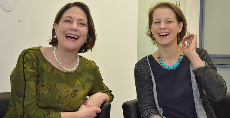 Sophie Lauringer und Barbara Pachl-Eberhart lachen.