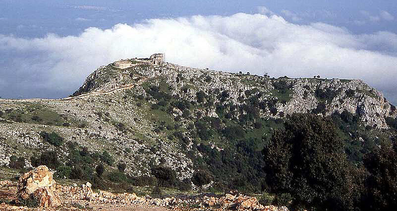 In 800 Metern Seehöhe auf dem Bergzug des Gargano-Vorgebirges liegt das Heiligtum von San Michele Arcangelo, das älteste Michaelsheiligtum Westeuropas. 