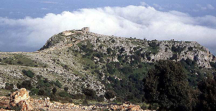 In 800 Metern Seehöhe auf dem Bergzug des Gargano-Vorgebirges liegt das Heiligtum von San Michele Arcangelo, das älteste Michaelsheiligtum Westeuropas. 