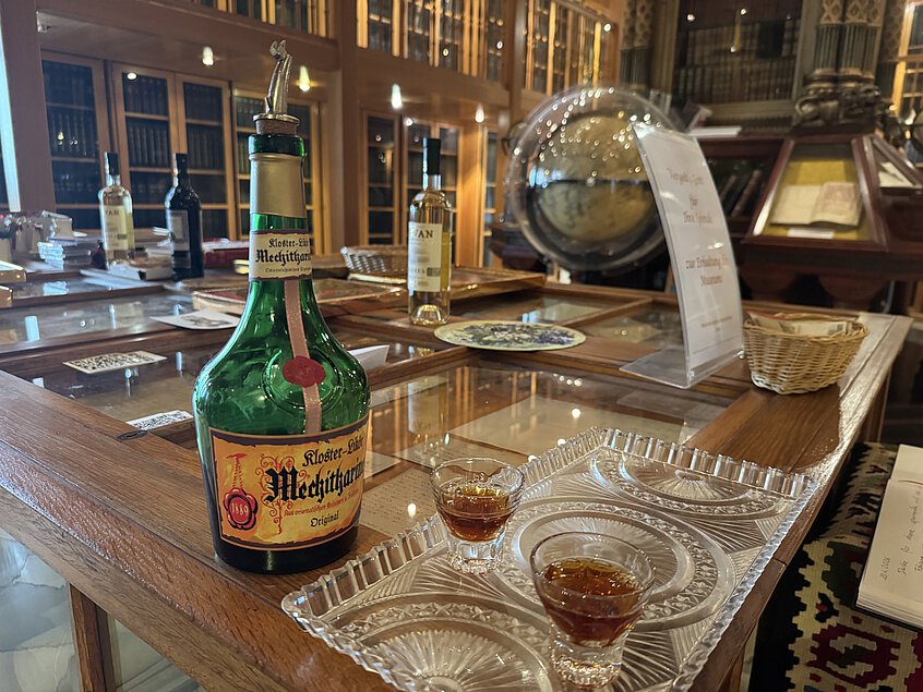 Den Kräuterlikör der Mechitaristen nach einem Rezept aus dem 17. Jahrhundert – den sogenannten „Mechitharine“ – kann man auch heute noch im Kloster erwerben. 