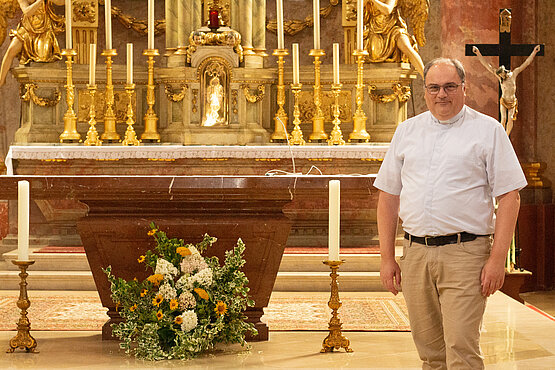 Pfarrer Andreas Kaiser  vor dem Altar in der Pfarrkirche Stockerau. Er selbst habe keine Lieblingskirche im Pfarrverband, erzählt er. 