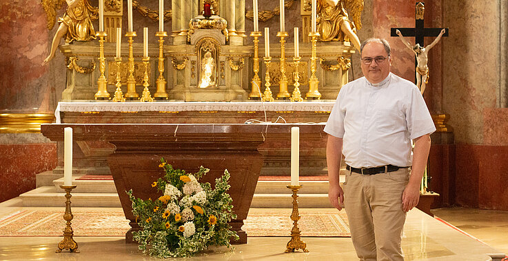 Pfarrer Andreas Kaiser  vor dem Altar in der Pfarrkirche Stockerau. Er selbst habe keine Lieblingskirche im Pfarrverband, erzählt er. 