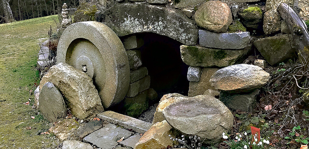 Bibelgarten in Tragwein (OÖ). Zu sehen ist eine Grabeshöhle, der Stein vor dem Grab ist zur seite gerollt.