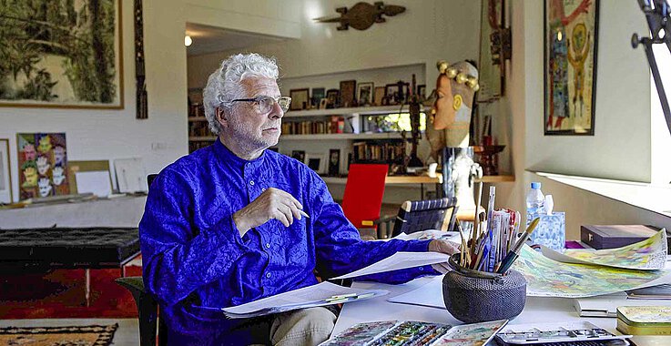 André Heller ist für seine vielseitigen Projekte bekannt – er realisierte Gärten, Shows, Filme und Skulpturen. 