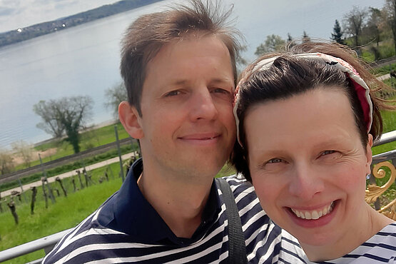 Barbara Schwenk hat ihre Sandkastenliebe wiedergefunden und in der Schottenpfarre haben sie sogar geheiratet.