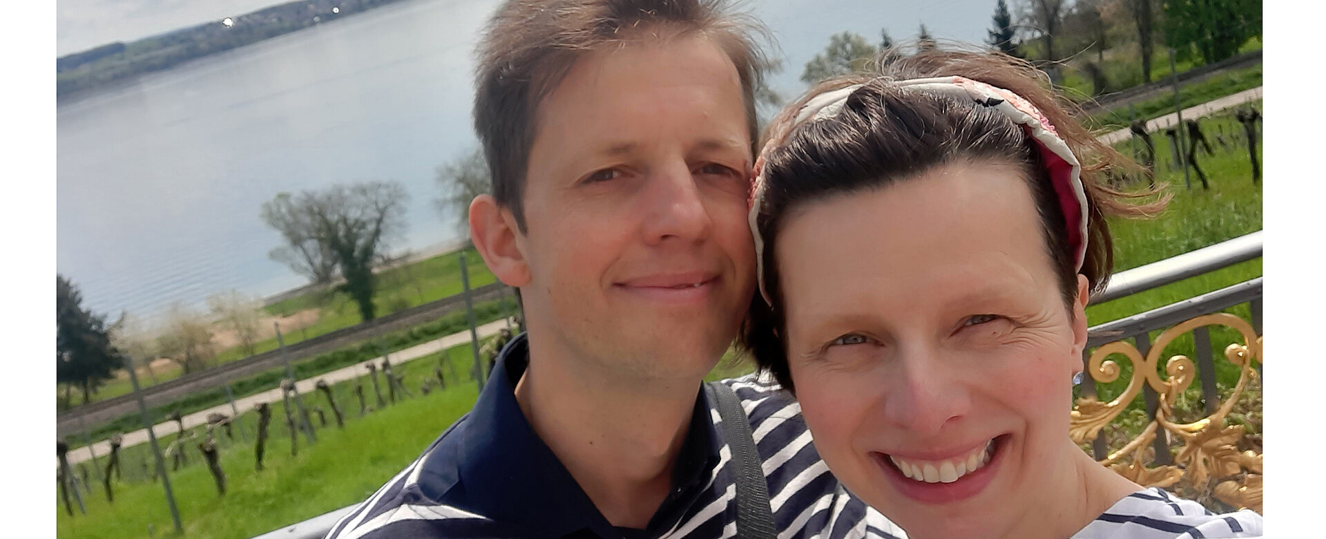 Barbara Schwenk hat ihre Sandkastenliebe wiedergefunden und in der Schottenpfarre haben sie sogar geheiratet.