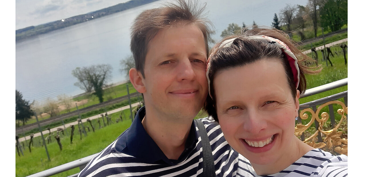 Barbara Schwenk hat ihre Sandkastenliebe wiedergefunden und in der Schottenpfarre haben sie sogar geheiratet.