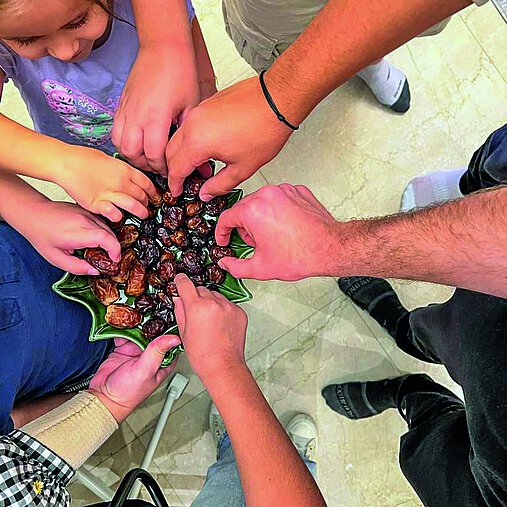 Datteln sind im Ramadan ein traditionelles Fastenbrechen (Iftar), da sie nach langer Fastenzeit schnell Energie liefern und leicht verdaulich sind.