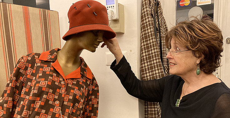 Ingrid Raab dekoriert eine Schaufensterpuppe.