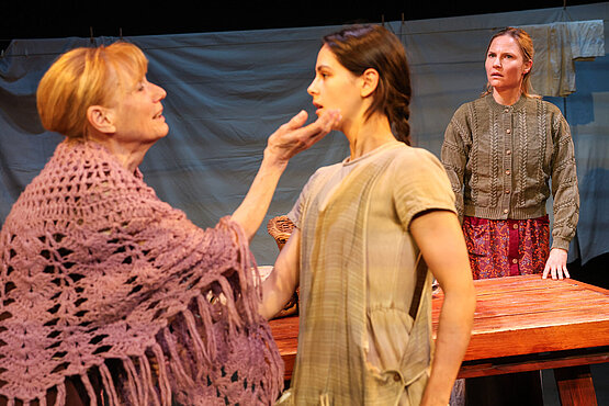 Als ledige Dirn überwindet Johanna soziale Schranken, das dabei erlittene Unrecht kann sie nicht vergessen.