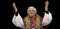 Benedikt XVI. nach der Wahl zum Papst