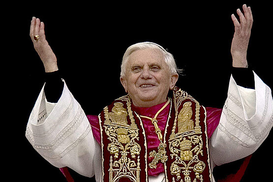 Benedikt XVI. nach der Wahl zum Papst