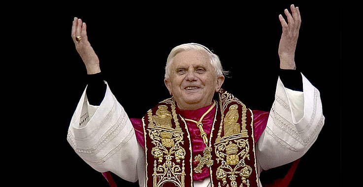 Benedikt XVI. nach der Wahl zum Papst