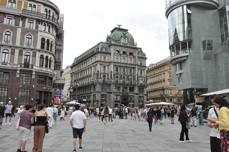 Beim Stephansdom startet die dritte Etappe des Jakobsweg-Wien und führt von hier durch die belebtesten Straßen der Innenstadt bis nach Schönbrunn. 