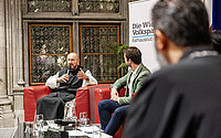 Pater Karl Wallner diskutiert