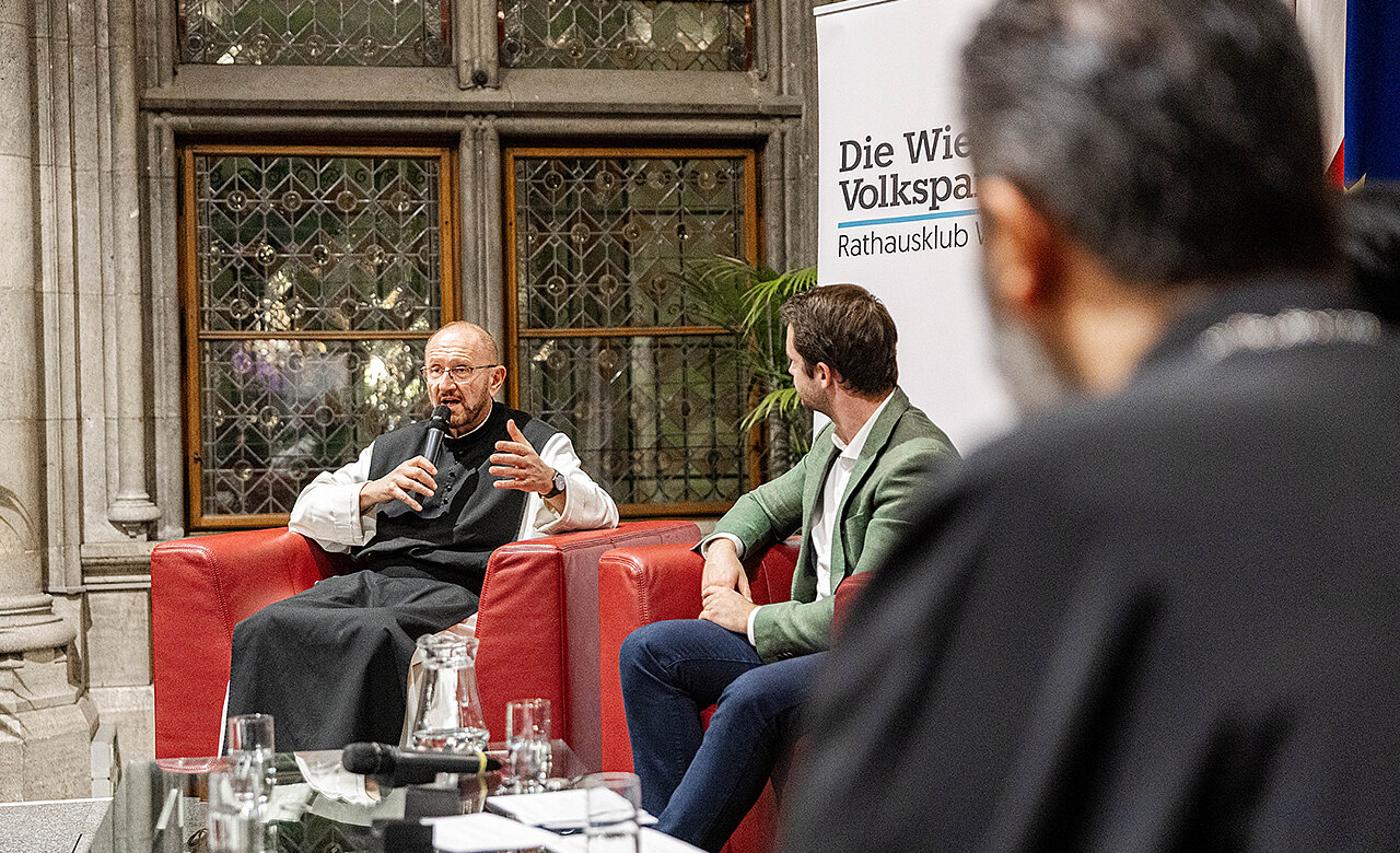 Pater Karl Wallner diskutiert