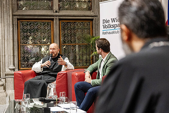Pater Karl Wallner diskutiert