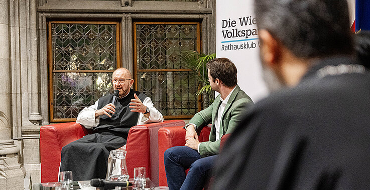 Pater Karl Wallner diskutiert