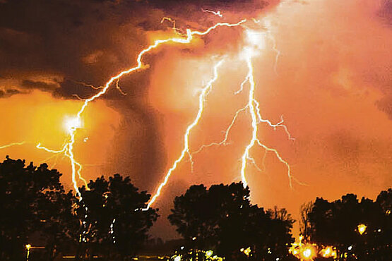 Kräftiges Abendgewitter mit Blitzeinschlag