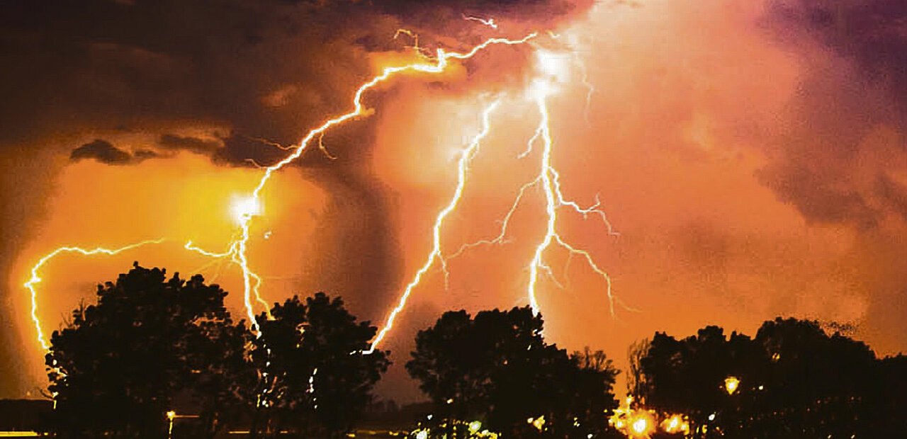 Kräftiges Abendgewitter mit Blitzeinschlag