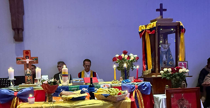 Kirchenmitglieder der Kirche am Akkonplatz, die aus Ecuador stammen, feiern das Fest zu Ehren der Jungfrau Maria. Ein Bildnis der Jungfrau von El Cisne (rechts im Bild) darf nicht fehlen. 