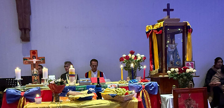 Kirchenmitglieder der Kirche am Akkonplatz, die aus Ecuador stammen, feiern das Fest zu Ehren der Jungfrau Maria. Ein Bildnis der Jungfrau von El Cisne (rechts im Bild) darf nicht fehlen. 