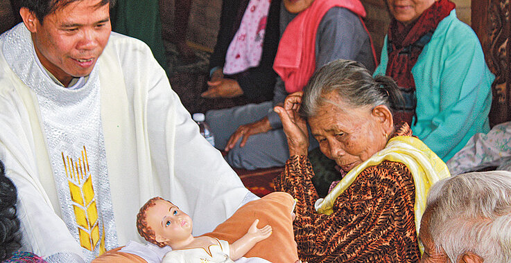 Bei der Krippenfeier in einer thailändischen Gemeinde der Steyler Missionare wird zu Weihnachten das Jesus-Kind verehrt.