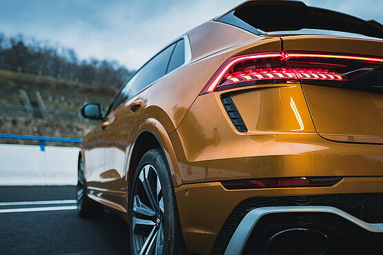 Sollte ein Priester einen teuren Audi Q8 fahren dürfen?