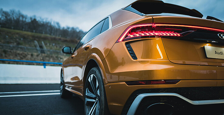 Sollte ein Priester einen teuren Audi Q8 fahren dürfen?