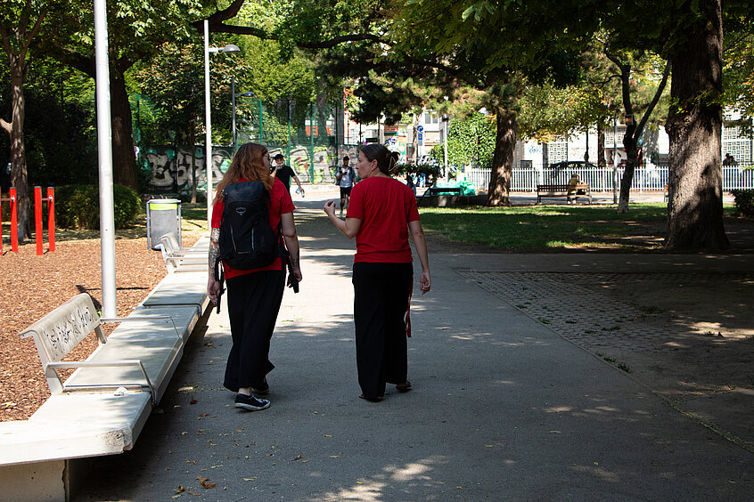 Tatjana und Sabine sehen nach, ob jemand im Esterhazy-Park in Wien-Mariahilf Wasser oder ihre Hilfe benötigt. 