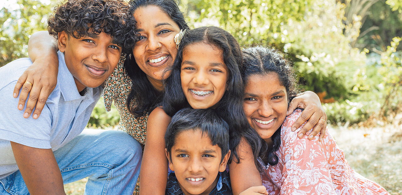Neicy Kannampadam mit ihren Kindern.