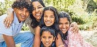 Neicy Kannampadam mit ihren Kindern. 