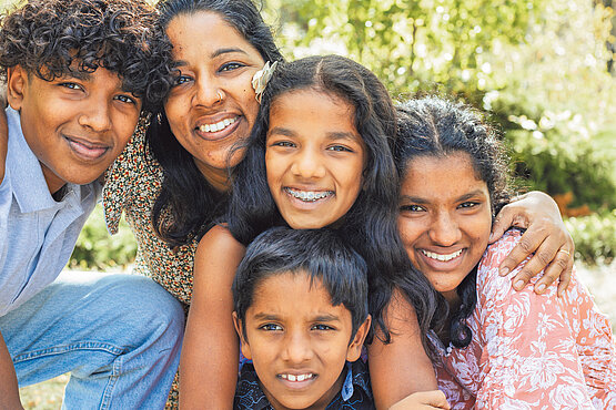 Neicy Kannampadam mit ihren Kindern. 