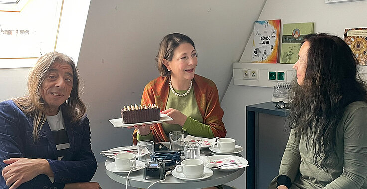 Sophie Lauringer (Mitte) mit ihren Gästen Harri und Valerie Stojka.